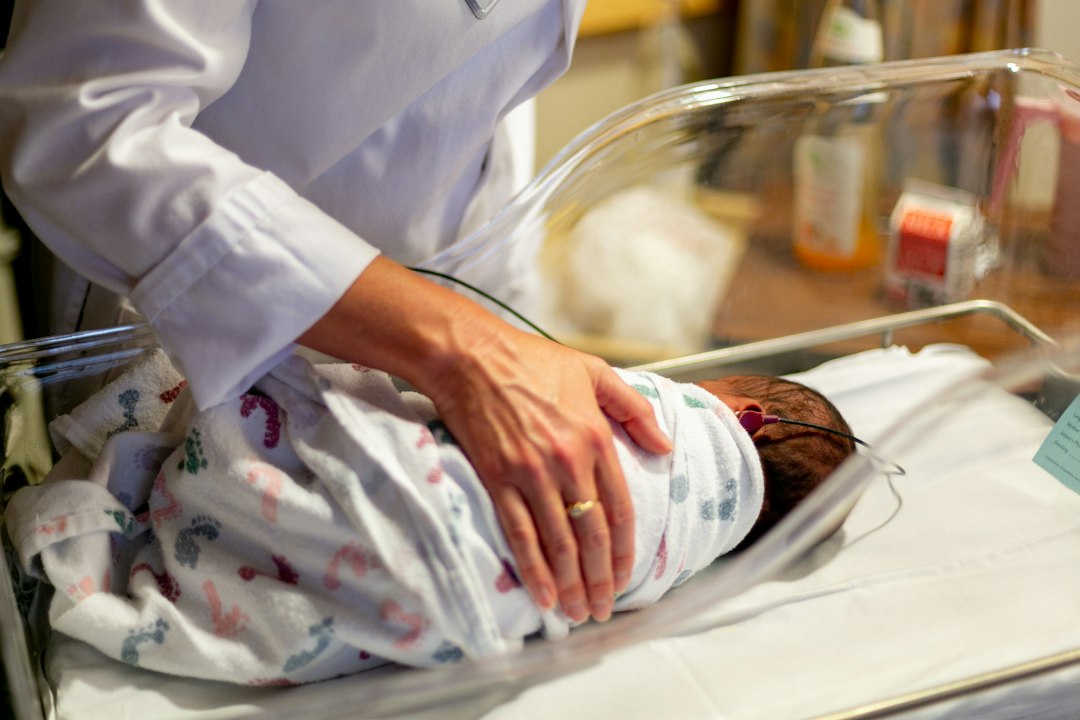 Recém-nascido em avaliação neonatal, em contexto de investigação após o parto