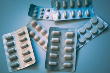 Medicamentos ilustrando tratamento de uso domiciliar em plano de saúde