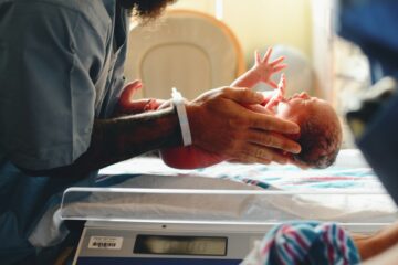 Recém-nascido em atendimento hospitalar após o parto