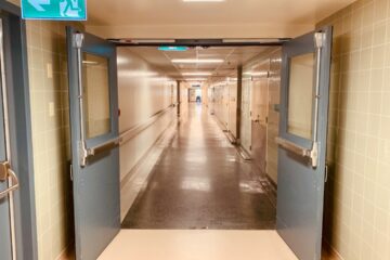 Corredor hospitalar representando atendimento de urgência e emergência em plano de saúde